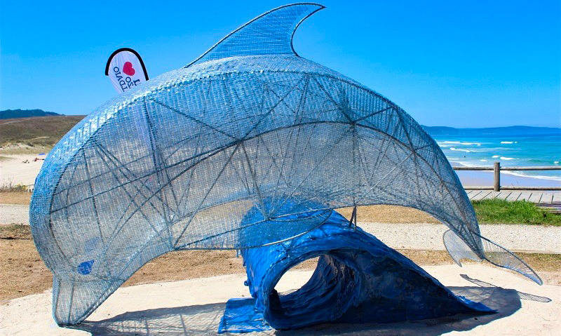 Arroaz de plástico elaborado con material reciclado situado na praia de Pedra do Sal