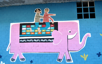 Dous nenos montan o elefante rosa