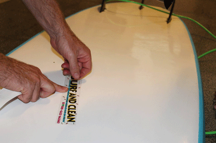 Pegando el adhesivo en las tablas de surf